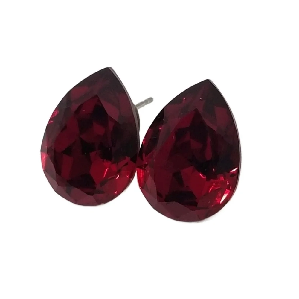 VINTAGE SPARKLING PEAR CUT RUBY RED AUSTRIAN CRYSTAL STUD EARRINGS